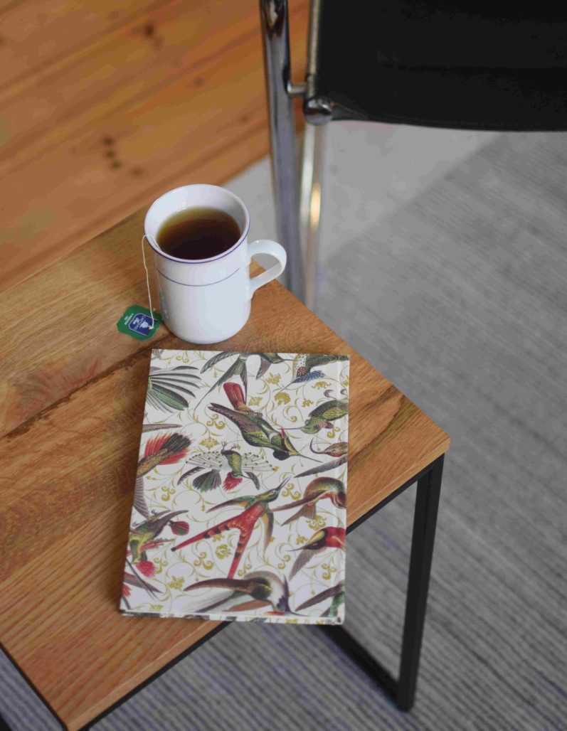 Notizbuch und Tee bei vertrauensvoller therapeutischer Beziehung