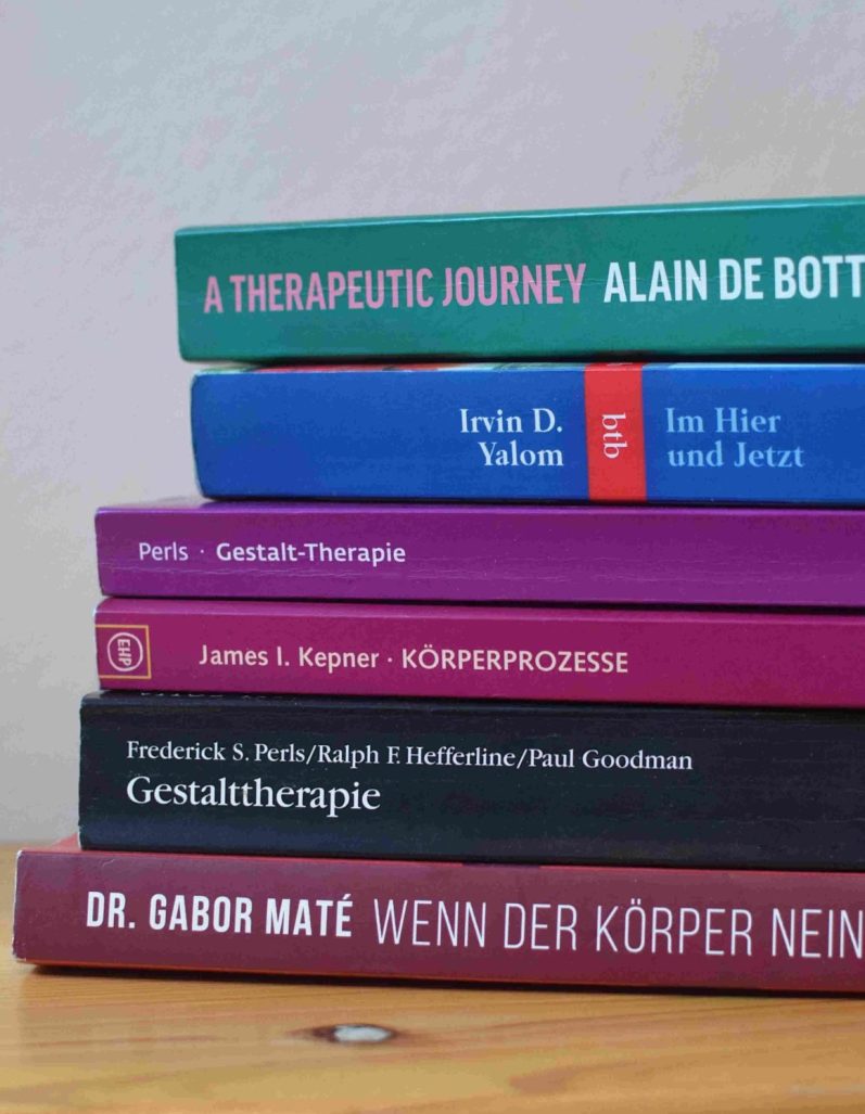 Buchstapel mit fundierten und lösungsorientierten Gestalttherapie- und Coachingbüchern