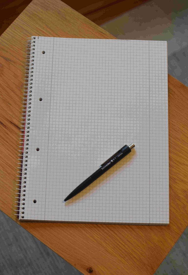 Schreibblock, um Coachingziele und Plan zu erarbeiten