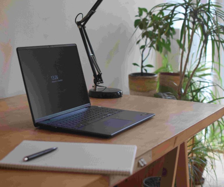 Qualified therapy for expats in Berlin Laptop for english-speaking online counseling