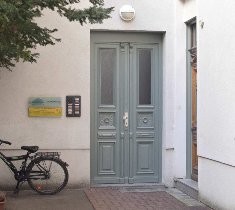 Eingang Psychotherapiepraxis in ruhiger Lage Ein ruhiger und sicherer Raum für Psychotherapie und Coaching in Berlin Mitte